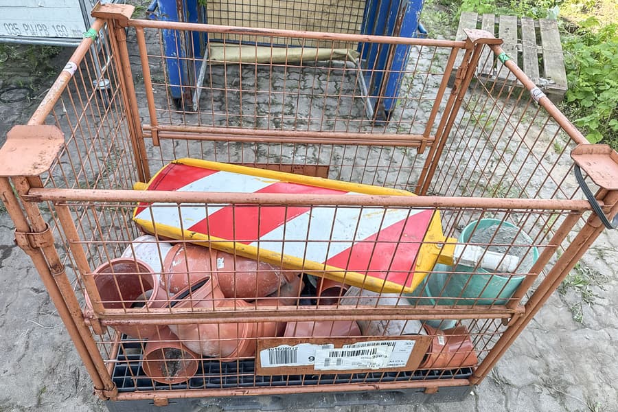 Gitterbox mit Rohrwinkeln